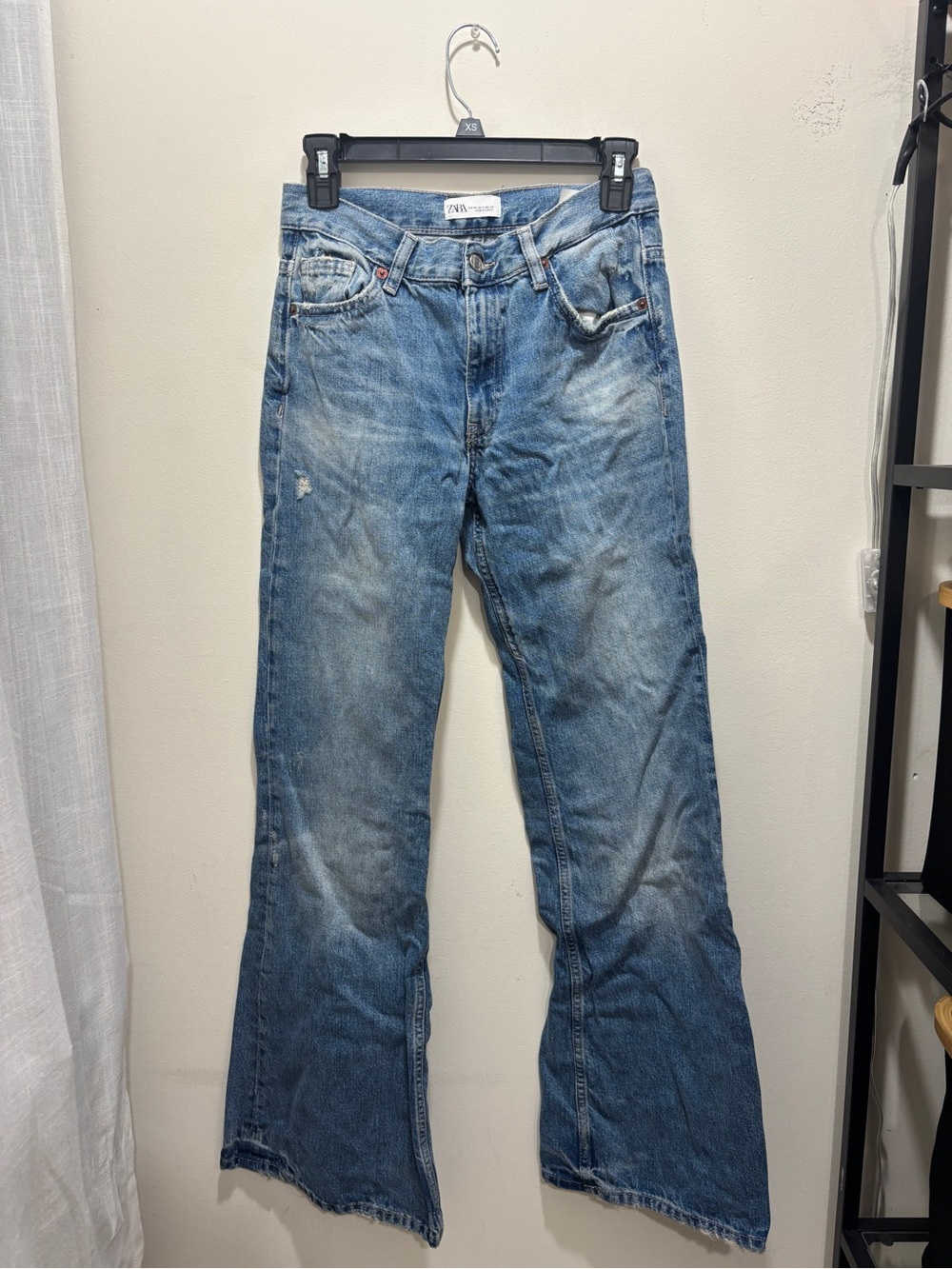 Zara Y2K-inspired jeans in a classic medium-wash denim blue